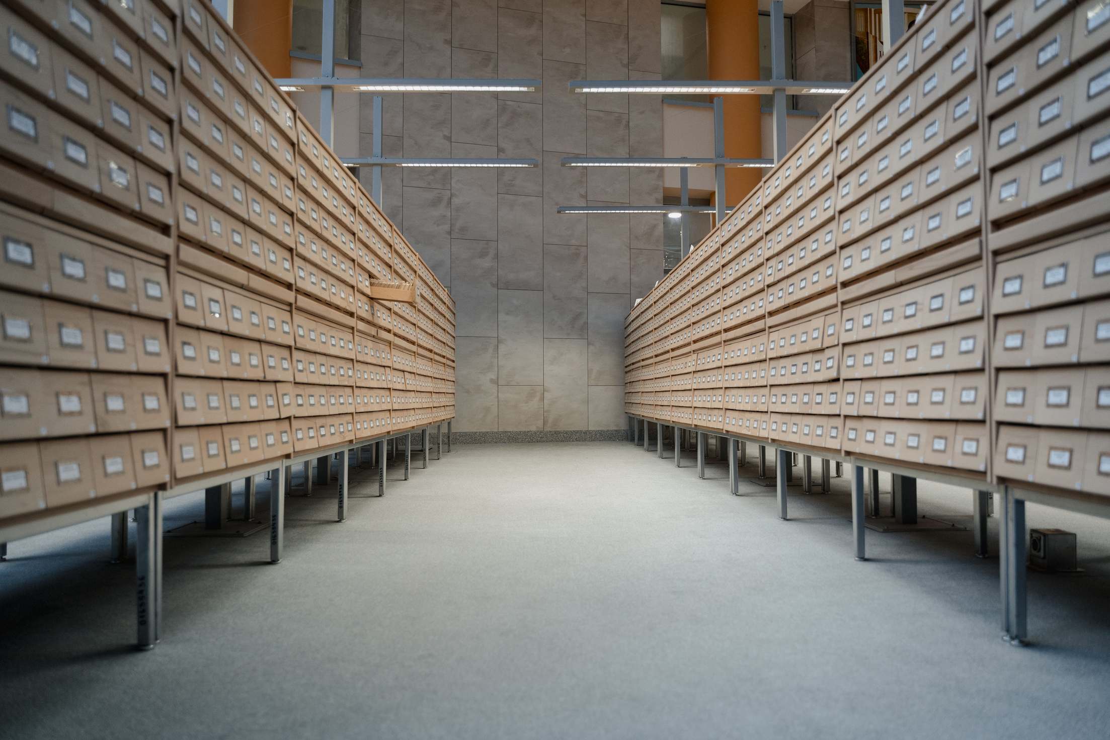 Dokumentenarchiv mit Schubladenreihen für Ablage und storage